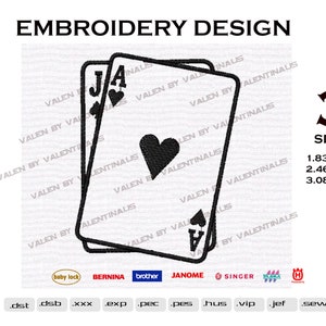 Könnte beinhalten: Schwarzweißes Stickdesign mit zwei Spielkarten, dem Buben und dem Ass der Pik, mit dem Text "EMBROIDERY DESIGN" und "3 SIZES" über den Karten. Die Größen sind mit 1.83 x 2.36 Zoll, 2.46 x 3.14 Zoll und 3.08 x 3.9 Zoll angegeben. Das Design ist mit verschiedenen Stickmaschinen kompatibel, darunter Baby Lock, Bernina, Brother, Janome, Singer und Husqvarna Viking.