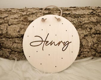 Personalized round wooden name tag with dots, engraved sign for baby's room & children's room, gift for birth