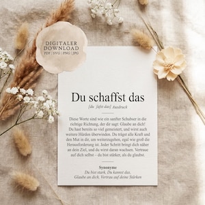 Könnte beinhalten: Eine weiße rechteckige Karte mit dem deutschen Text Du schaffst das, gefolgt von einer phonetischen Aussprache, einem motivierenden Textabschnitt und einer Liste von Synonymen. Ein beiges, rundes Etikett oben links zeigt DIGITALER DOWNLOAD.