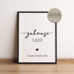 Puede incluir: Una impresión de arte imprimible en blanco y negro con el texto "Zuhause" en una fuente cursiva, las coordenadas "51.22196°N 10.30581°", un pequeño corazón negro y los nombres "MARLEN | TOBIAS | FIETE".
