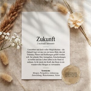 以下が含まれることがあります： ドイツ語の単語「Zukunft」、その発音記号、ドイツ語の定義が記載された白い長方形のプリント。このプリントには類義語のリストと、「DIGITALER DOWNLOAD PDF SVG PNG JPG」という文字が入った円形のベージュ色のスタンプが含まれています。