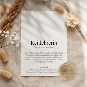 Könnte beinhalten: Eine weiße rechteckige Karte mit dem deutschen Wort Reitlehrerin in schwarzer Schrift, gefolgt von der phonetischen Aussprache, Definition und Synonymen. Ein kreisförmiges beiges Abzeichen unten rechts zeigt den Text DIGITALER DOWNLOAD.