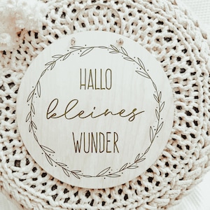 Hallo kleines Wunder | Holzschild mit Gravur inkl. veganem Lederband | Geschenk Geburt Verkündung Baby Babyparty Pate Patin Kinderzimmer