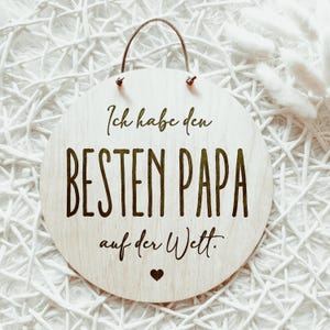 Ich habe den besten Papa auf der Welt | Holzschild mit Gravur inkl. veganem Lederband | Geschenk Papa Vater Vatertag Geburtstag Baby