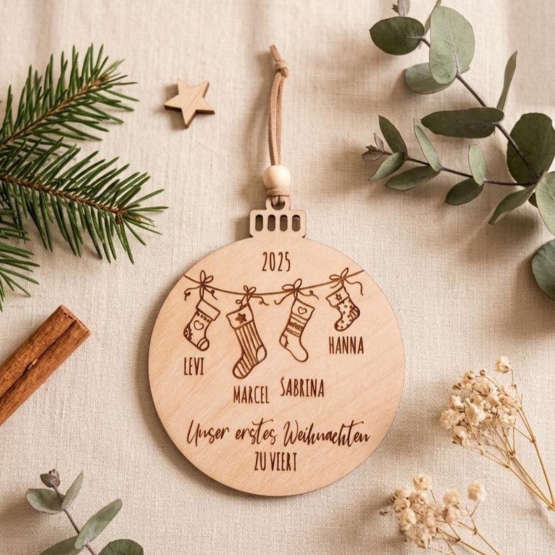 Adorno navideño personalizado, primera Navidad en familia de cuatro | Decoración para el árbol de Navidad, regalo de adorno navideño, adorno navideño, árbol de Navidad imagen 1