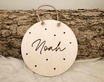 Personalized round wooden name tag with dots, nursery decor sign with name, gift for birth, christening, baby shower