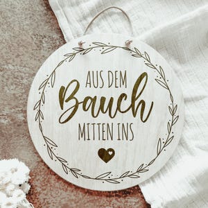 Holzschild Aus dem Bauch mitten ins Herz | Holzschild mit Gravur inkl. veganem Lederband | Geschenk Geburt Geburtsschild Meilenstein Baby
