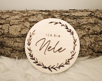 Personalized round wooden sign "I am" with name & wreath of leaves, birth announcement, newborn photo prop, nursery decor, gift for a newborn