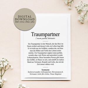以下が含まれることがあります： 「Traumpartner」という単語が大きく太字で書かれたデジタルダウンロードプリント。ドイツ語での定義と類義語が下に書かれています。左上隅の円形グラフィックには「DIGITAL DOWNLOAD PDF | SVG | PNG | JPG」と書かれています。