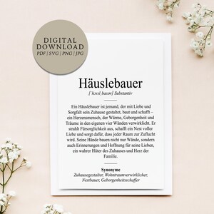 以下が含まれることがあります： ドイツ語で「Häuslebauer」という言葉が書かれたデジタルダウンロードプリント。定義も記載されています。上部の円形デザインには「デジタルダウンロード」とファイル形式のオプションが記載されています。