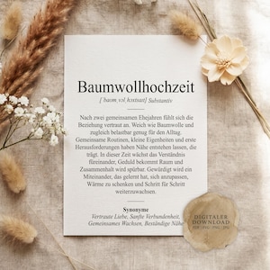 Könnte beinhalten: Eine weiße rechteckige Karte mit dem deutschen Wort Baumwollhochzeit in schwarzer Schrift, gefolgt von der phonetischen Aussprache, einer Definition und einer Liste von Synonymen. Ein beiger runder Aufkleber trägt den Text DIGITALER DOWNLOAD.