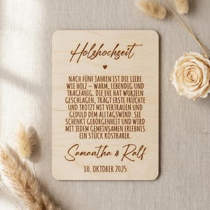 Könnte beinhalten: Eine rechteckige, helle Holztafel mit dunkelbraun graviertem Text. Der Text lautet "Holzhochzeit", gefolgt von einem deutschen Gedicht, den Namen "Samantha & Ralf" und dem Datum "10. OKTOBER 2025". Ein kleines Herzsymbol befindet sich unter dem Titel.
