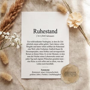 Könnte beinhalten: Ein weißer rechteckiger Druck mit dem deutschen Wort Ruhestand in fetter schwarzer Schrift, gefolgt von der phonetischen Aussprache und einer Definition, die den Ruhestand als Neuanfang beschreibt, inklusive eines runden Siegels Digitaler Download.