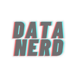 Puede incluir: Una pegatina con las palabras "DATA NERD" en letras grandes grises con efecto 3D. Las letras tienen un efecto de sombra roja y azul, creando una apariencia en capas. La pegatina está sobre un fondo blanco.