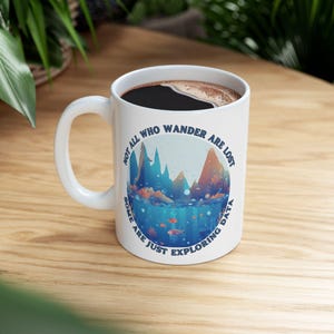 Taza de exploración de datos – Paisaje de montaña y océano, regalo para científicos de datos