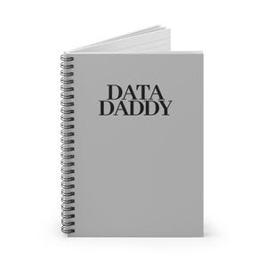 Puede incluir: Un cuaderno gris con espiral con las palabras "DATA DADDY" impresas en negro. El cuaderno está abierto, revelando páginas rayadas blancas. La encuadernación en espiral es negra.