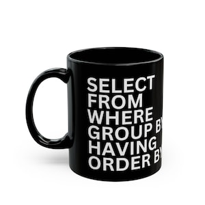 Könnte beinhalten: Schwarze Keramik-Kaffeetasse mit gebogenem Henkel. Die Tasse hat weißen Text mit der Aufschrift "SELECT FROM WHERE GROUP BY HAVING ORDER BY". Geeignet für heiße oder kalte Getränke.
