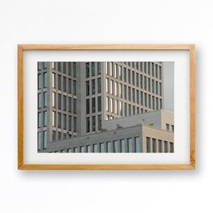 Fotografie – „Frankfurt Double L“ – Zoom auf die moderne Fassade eines Natursteingebäudes.