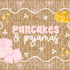 Puede incluir: Un fondo marrón con las palabras "Pancakes & Pajamas" en escritura rosa y blanca. La imagen incluye una pila de panqueques con mantequilla y jarabe, un conjunto de pijama rosa y elementos decorativos.