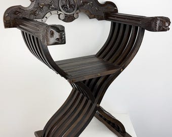 Antieke Savonarola-stoel, woondecoratie uit Florentijnse renaissance, fauteuil van gesneden hout