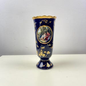 Elegante jarrón de porcelana Arti M Collection azul cobalto con dorado, escena romántica, estilo vintage, decoración del hogar.