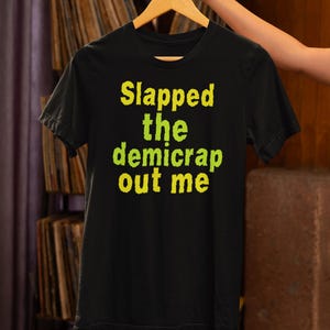 Camiseta Softstyle Unissex Engraçada - &quot;Slapped the Demicrap Out Me&quot; Camiseta Humorística, Presente para Amigos, Roupa de Festa, Traje Casual, Ótimo para Humor