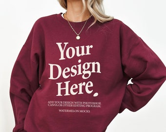 Gildan 18000 Maroon Mockup Sweat-shirt marron Mockup Maquette à capuche marron surdimensionnée Modèle 18000 Gildan Maroon Mock Crewneck Trendy Mock Up