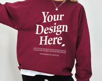 Gildan 18000 Maroon Mockup Sweat-shirt marron Mockup Maquette à capuche marron surdimensionnée Modèle 18000 Gildan Maroon Mock Crewneck Trendy Mock Up