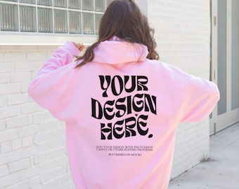 Gildan 18500 Hellrosa Hoodie Mockup Rückseite Hoodie Mockup Pink Übergroßer Hoodie Mockup Trendy Modell Mockup Natur Mockup Lifestyle Mockup