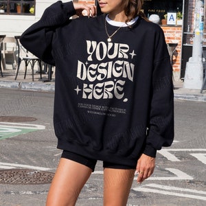 Gildan 18000 Schwarz Mockup Übergroßer Schwarzer Hoodie Mockup 18000 Gildan Schwarz MockUp Rundhalsausschnitt Schwarz Street Mock Outdoors Schwarz Mockup
