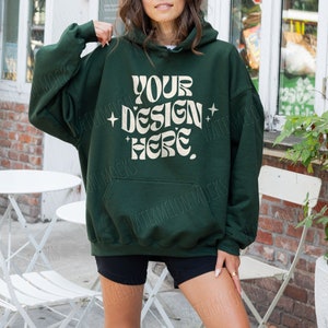Gildan 18500 Mockup Gildan Forest Green Hoodie Mockup Sweatshirt Modell Mockup Gildan Forest Green 18500 Gildan Hoodie Street Mockup Draußen