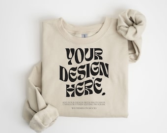 Gildan 18000 Sand Mockup Bluza Gildan Sand Flat Lay Mockup Bluza składana Mockup Sand Gildan 18000 Flatlay Crewneck Mockup Sand Mock