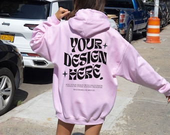 Gildan 18500 Hellrosa Hoodie Mockup Rückseite Hoodie Mockup Pink Übergroßer Hoodie Mockup Trendy Modell Mockup Natur Mockup Lifestyle Mockup