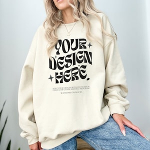 Gildan 18000 Sweatshirt Mockup Sand Sweatshirt Mockup Modell Mockup Sand Mockup Oversized Sweatshirt Mockup Sand Gildan Mockup Crewneck Mock Bild 1