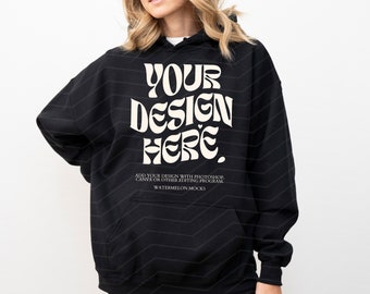 Mockup di felpa con cappuccio nera Gildan 18500, mockup di felpa con cappuccio nera 18500, mockup di felpa con cappuccio oversize nera, mockup di felpa con cappuccio, mockup di modello