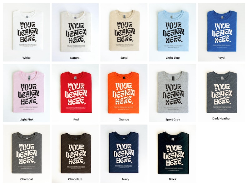 Pu&ograve; includere: Un mockup di 12 magliette di diversi colori con il testo "Your Design Here" stampato sul davanti. I colori sono bianco, naturale, sabbia, azzurro, blu reale, rosa chiaro, rosso, arancione, grigio sportivo, grigio scuro, antracite, cioccolato, blu navy e nero.