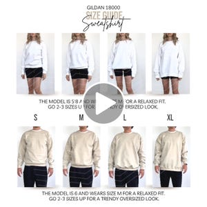 Könnte beinhalten: Größentabelle für ein Gildan 18000 Sweatshirt. Das Bild zeigt Models, die weiße und beige Sweatshirts in den Größen S, M, L und XL tragen. Text auf dem Bild liefert Größeninformationen und Passformempfehlungen.