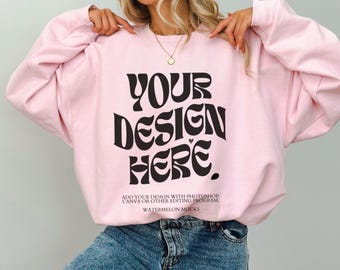 Gildan 18000 Różowy Mockup Oversized Jasnoróżowy Bluza z Kapturem Mockup 18000 Gildan Jasnoróżowy Mock Crewneck Modny Mock Studio Różowy Sweatshirt Mockup