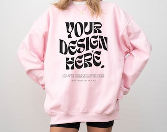 Gildan 18000 Rosa Mockup Übergroßer Hellrosa Hoodie Mockup 18000 Gildan Hellrosa Mock Rundhalsausschnitt Trendy Mock Outdoor Rosa Sweatshirt Mockup