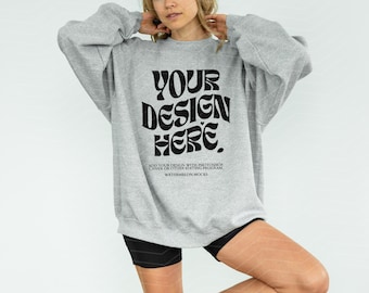 Maqueta de sudadera deportiva gris Gildan 18000 Maqueta de sudadera de gran tamaño Maqueta de sudadera deportiva gris 18000 Maqueta de suéter Gildan Modelo de maqueta