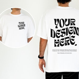 Puede incluir: Camiseta blanca con el texto "YOUR DESIGN HERE" en negrita negra en la parte delantera y trasera. La parte trasera de la camiseta también incluye el texto "ADD YOUR DESIGN WITH PHOTOSHOP. CANVA OR OTHER EDITING PROGRAM. WATERMELON MOCKS."