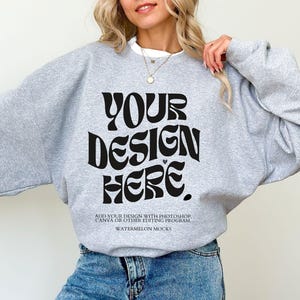 Gildan 18000 Sport Grå Mockup Grå Sweatshirt Mockup Överdimensionerad Ljunggrå Mockup 18000 Gildan Ljunggrå Mock Crewneck Trendig Mockup