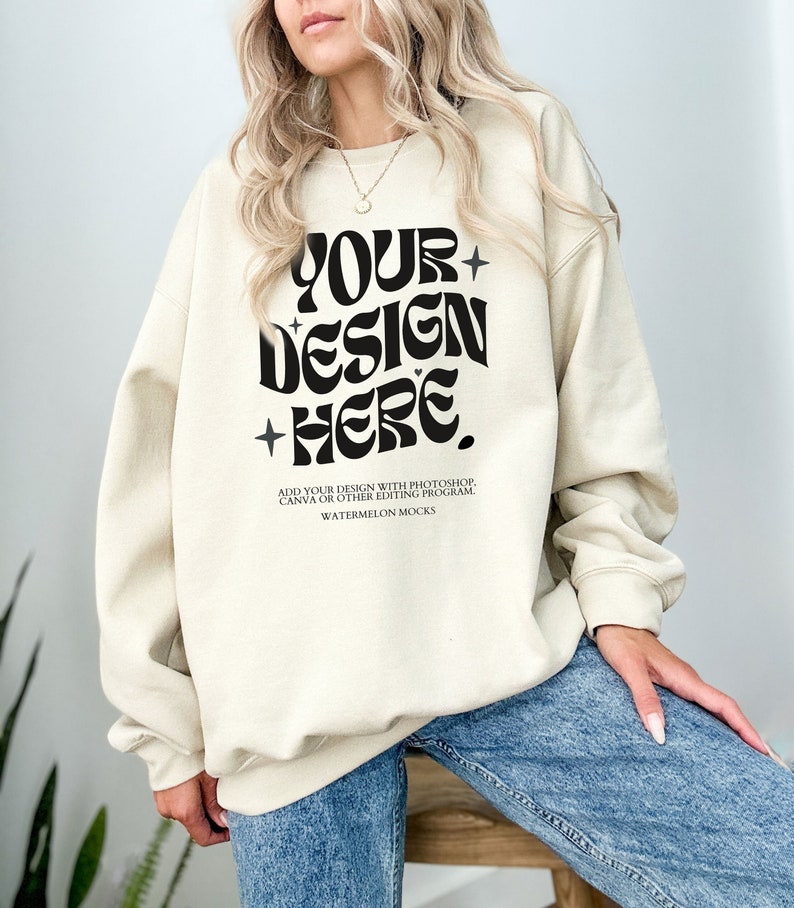 Gildan 18000 Sweatshirt Mockup Sand Sweatshirt Mockup Modell Mockup Sand Mockup Oversized Sweatshirt Mockup Sand Gildan Mockup Crewneck Mock Bild 1