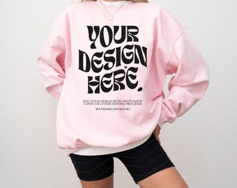 Gildan 18000 Różowy Mockup Oversized Jasnoróżowy Bluza z Kapturem Mockup 18000 Gildan Jasnoróżowy Mock Crewneck Modny Mock Studio Różowy Sweatshirt Mockup
