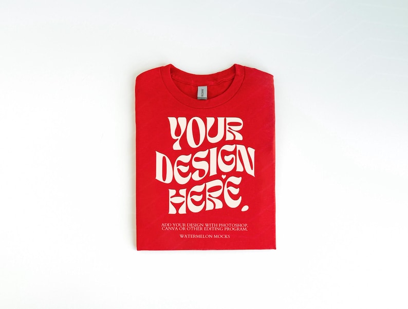Pu&ograve; includere: Maglietta rossa con testo bianco che dice "YOUR DESIGN HERE. ADD YOUR DESIGN WITH PHOTOSHOP, CANVA OR OTHER EDITING PROGRAM. WATERMELON MOCKS"