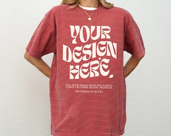 Komfortfärger Mockup Crimson Mockup C1717 Crimson Mockup Överdimensionerad T-shirt Modell Mockup Crimson C1717 Mockup T-shirt Mockup