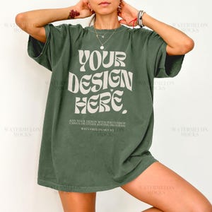 Comfort Colors C1717 Mosgroen Shirt CC Mockup C1717 Mockup Donkere Mockup Groene Model Mockup Mosgroen Shirt Mockup Studio Mockup Boho Mockup
