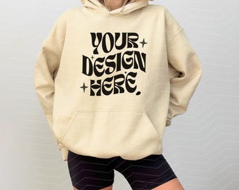Gildan 18500 zand hoodie mockup oversized zand sweater mockup model mockup zand trendy mockup strand mockup esthetische mockup studio mockup