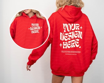 Könnte beinhalten: Ein leuchtend roter Kapuzenpullover mit einer großen weißen Grafik auf der Rückseite mit dem Text YOUR DESIGN HERE und Sternakzenten. Ein kreisförmiger Einsatz zeigt denselben Text auf der linken Brust. Der Hoodie hat lange Ärmel und eine Kapuze.