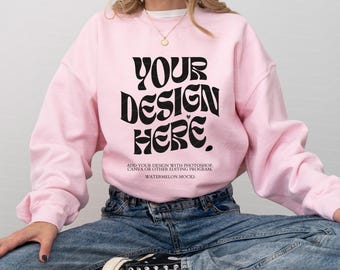 Gildan 18000 Różowy Mockup Oversized Jasnoróżowy Bluza z Kapturem Mockup 18000 Gildan Jasnoróżowy Mock Crewneck Modny Mock Studio Różowy Sweatshirt Mockup